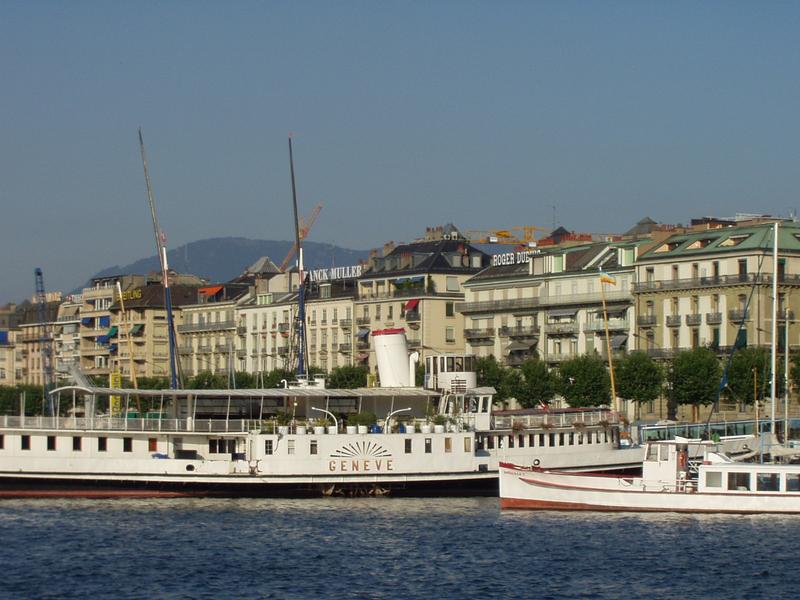 Botes y edificios.