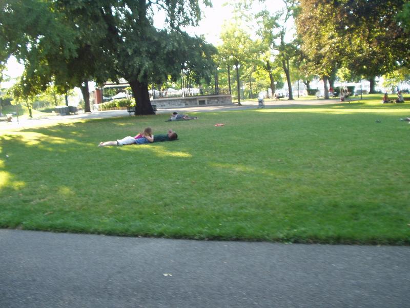 Pareja descansando en el parque