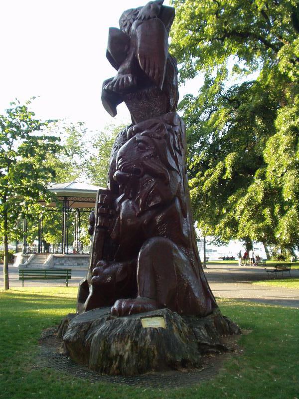 Escultura bastante extraa