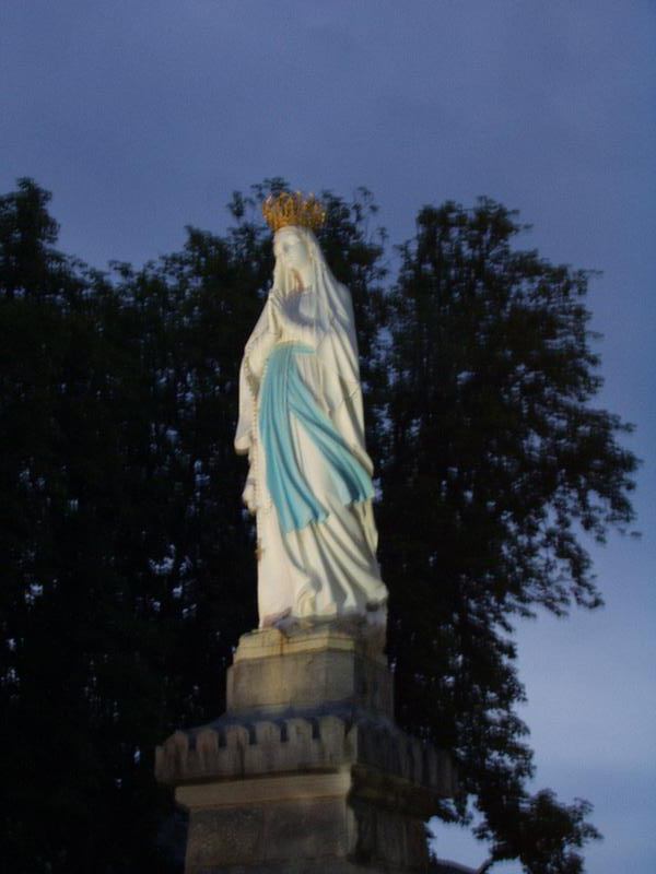 Estatua de la Virgen.