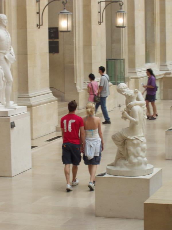 Visitando el museo en pareja..