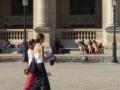 Gente en la plaza del Louvre
