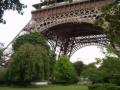 Hay un parque debajo de la torre