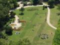 Gente descansando en los jardines abajo