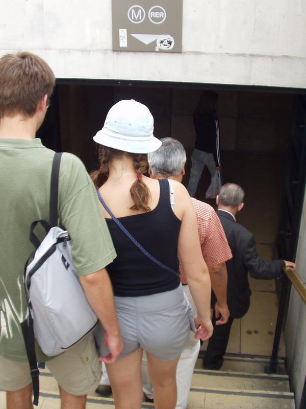 Bajando el tunel para cruzar la calle