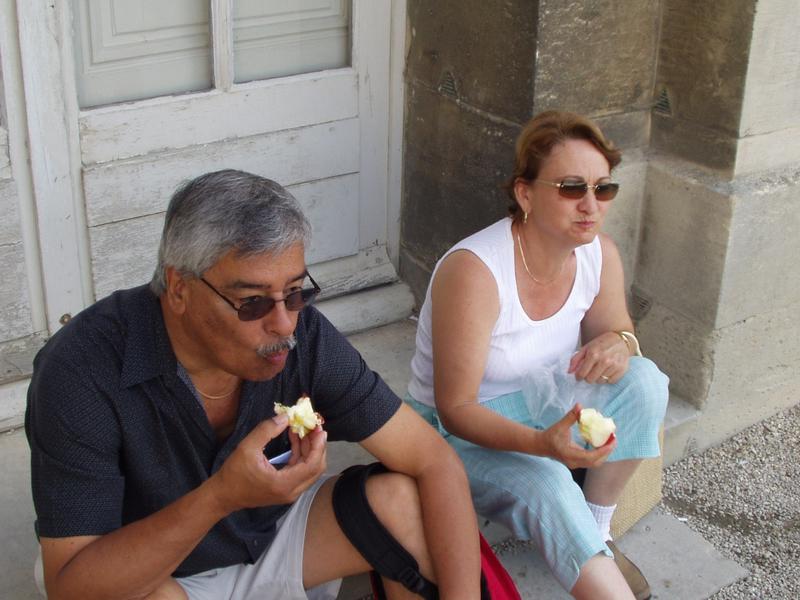 Eating apples in Versailles