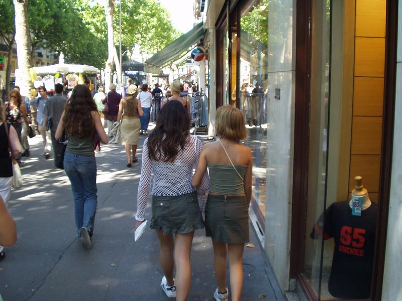Centro de Paris. Hm.. estas son menores de edad.