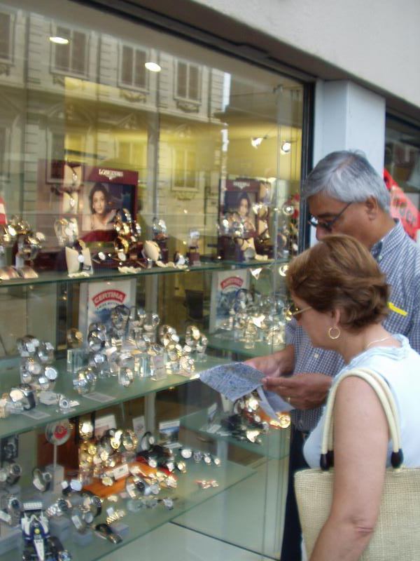 Viendo relojes suizos originales.