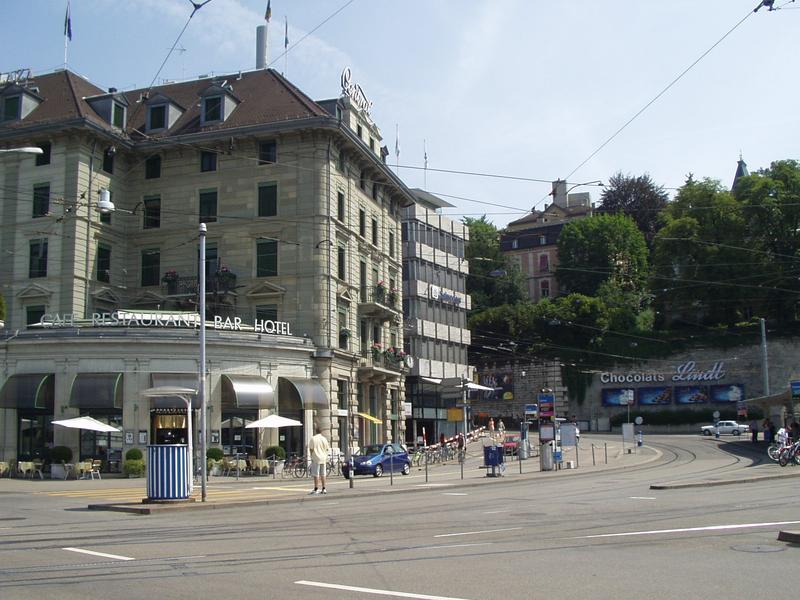 Esquina. Parada de tram "Central".