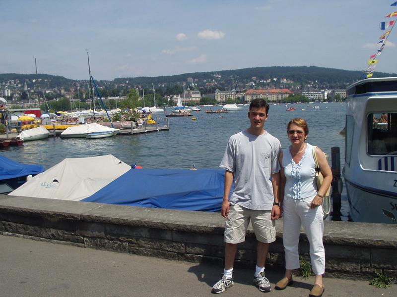 Mi mam y yo en el lago.
