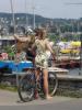 Mujer en bicicleta.