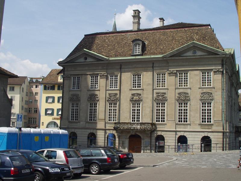 Edificio cerca de la catedral y el teatro.