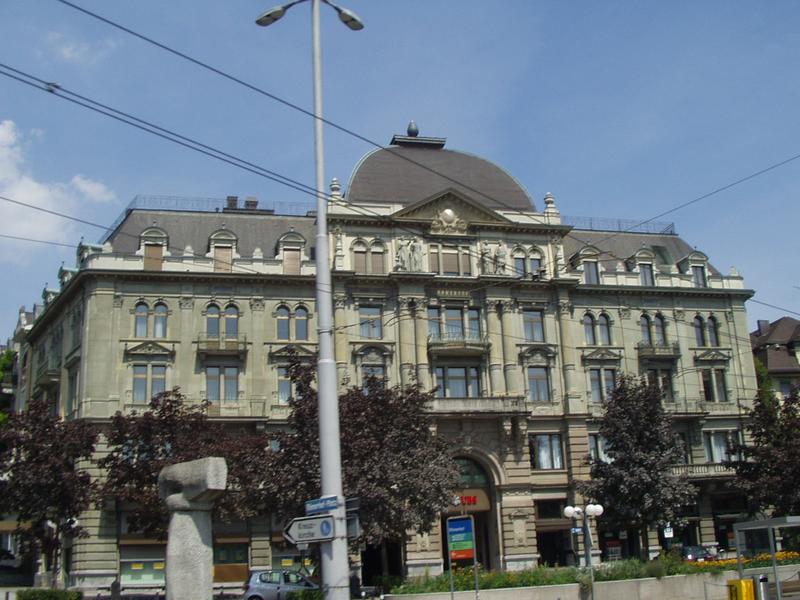 Otro edificio. Zona universitaria.
