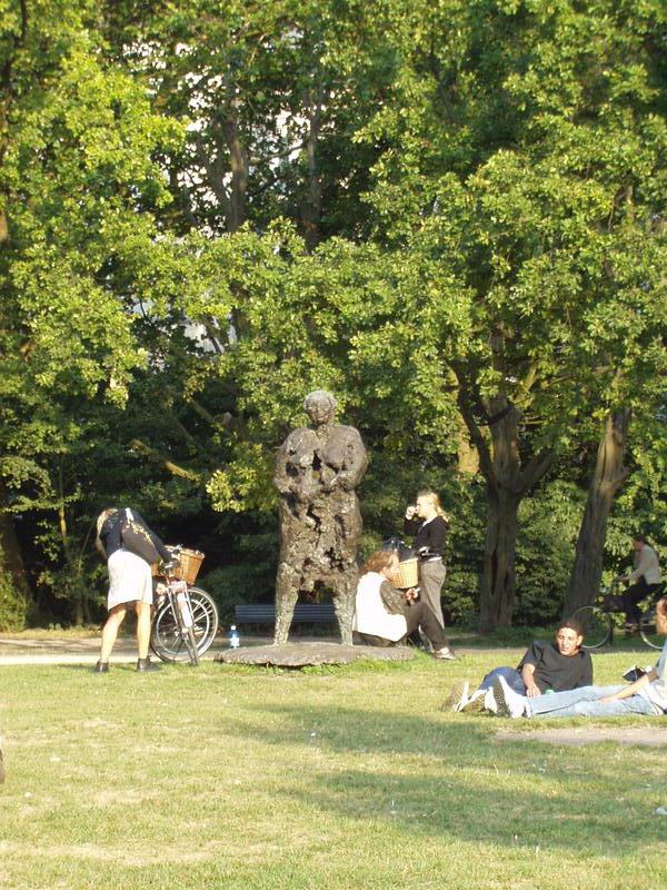 A statue and people
