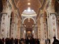 Interior de la baslica con todos los turistas