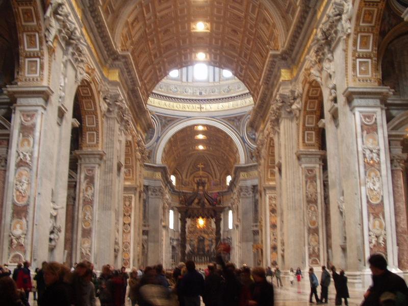 Interior de la baslica con todos los turistas