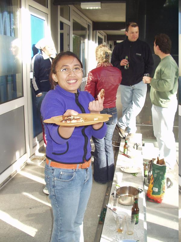 Andrea tratando de vender los productos