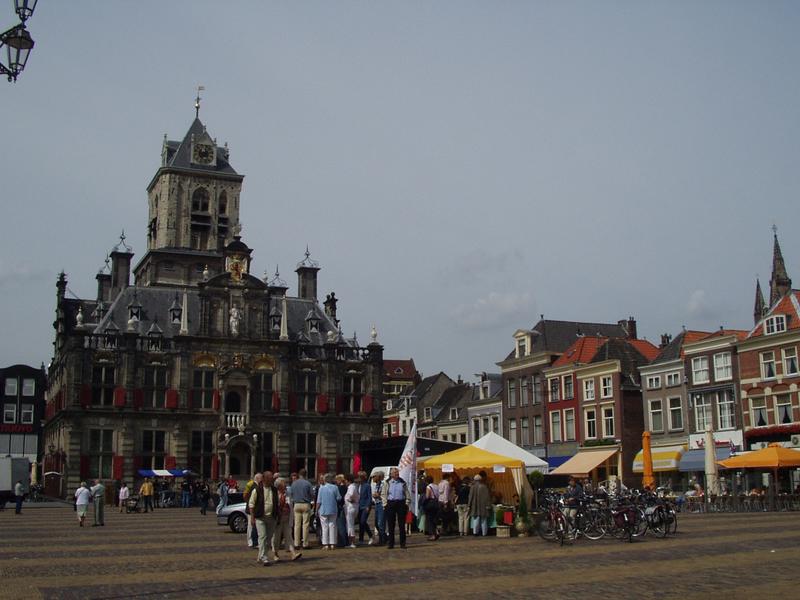 The old town hall, the market and tourists