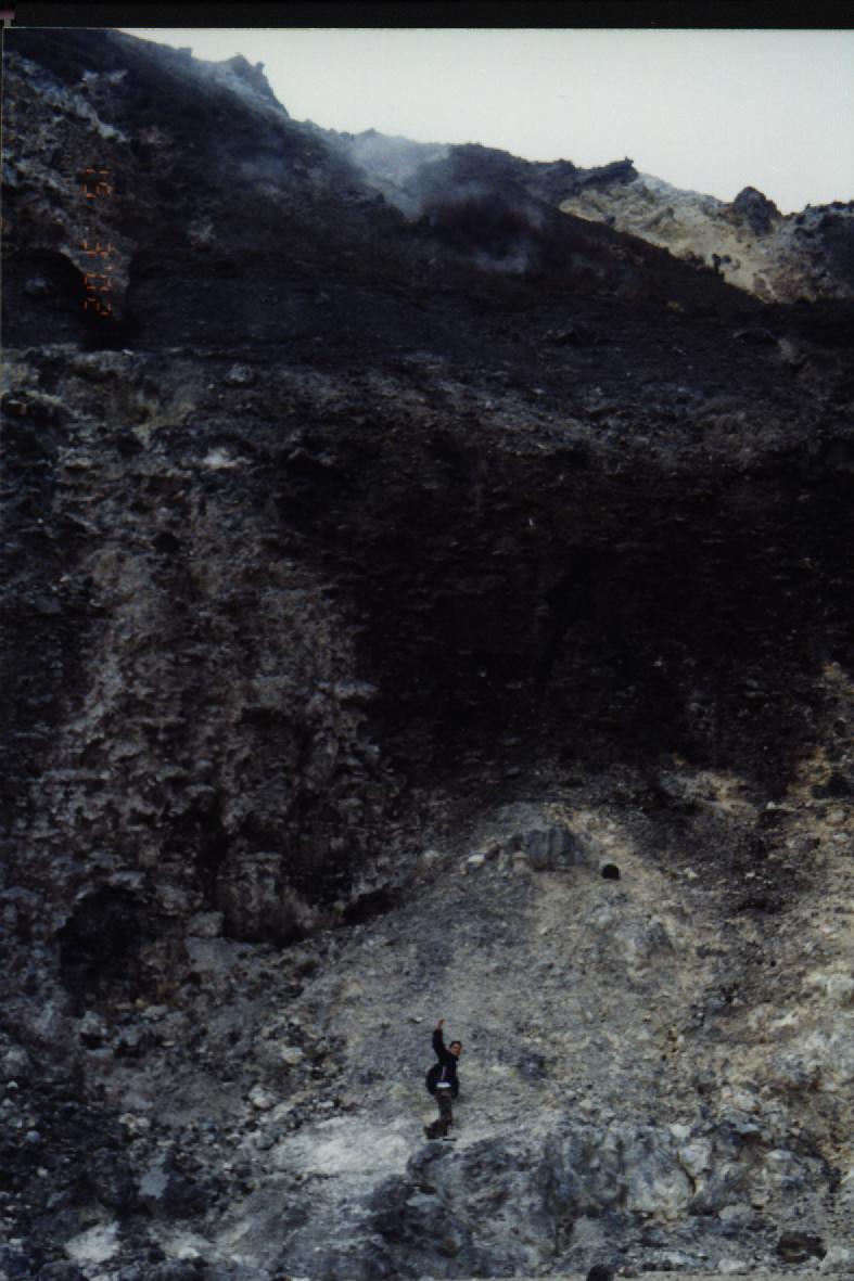 Eugenio en el crater del Volcan Turrialba