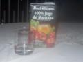 Jugo de manzana Dos Pinos. Se ensucia el lente.