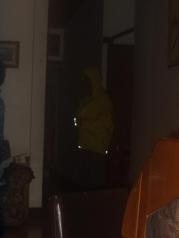 Aleks prueba el poncho con que repetir el pollito en Chirri.
