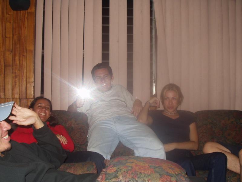 Jorge, Andrea, Rigo, Mariela y una luz aliengena.