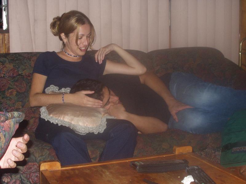 Eddy dormido y Mariela chineando.